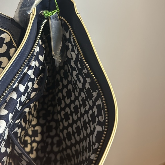 NWT Vera Bradley Women’s Blue Flap Crossbody Classic Navy Purse - Picture 9 of 10